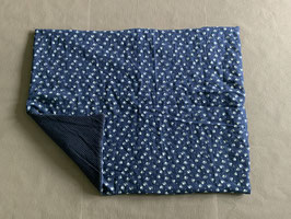 Hundedecke 66 x 87 cm (Dunkelblau mit Pfoten - Rückseite blauer Cord mit weißen Punkten)