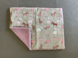 Hundedecke 64 x 51 cm (beige mit roten und rosa Hunden - Rückseite rosa Fleece)