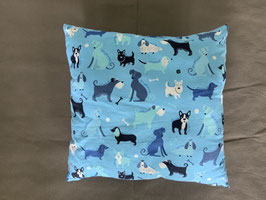 Kissen 40 x 40 cm (blau mit blauen Hunden - Rückseite hellblauer Fleece)