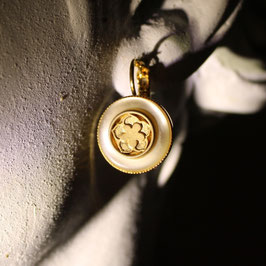 dormeuses dorées à l'or fin réalisées avec des petits trésors dénichés dans les brocantes