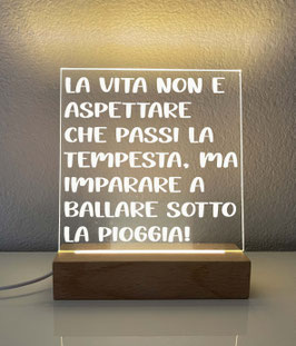 Lampada Led base legno "LA VITA NON È ASPETTARE..."
