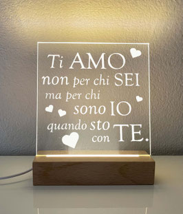 Lampada led base legno con scritta Ti Amo non per chi..