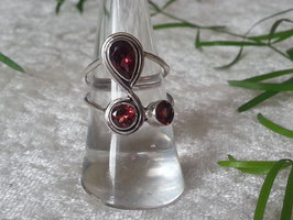 Damenring mit facettierten Granat, gefasst in 925 Sterlingsilber, R 008