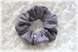 Scrunchie / Haargummi grau mit goldene Punkte