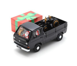 VW T3a Pick Up / Pritsche 1979-1985 "Weihnachten 2024 schwarz / weiss mit Piccolo Lanz Bulldog Traktor als Geschenk"