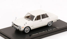 Nissan Skyline GT Sedan GC10 1968-1972 RHD weiss 1:43 von Ebbro