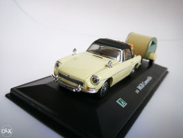 MG B Roadster 1969-1973 weiss / Verdeck schwarz / Wohnwagen beige / dunkelgrün