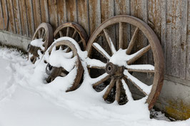 Wagenräder im Schnee 1