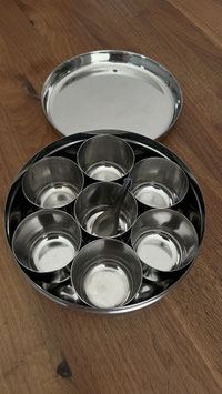 Masala Dabba (Gewürzdose) mit Ring-Design aus Edelstahl. Nur 1 Stk. Ein Behälter im Inneren hat kleine schwarze Flecken. CHF 25.00 statt CHF 38.00!