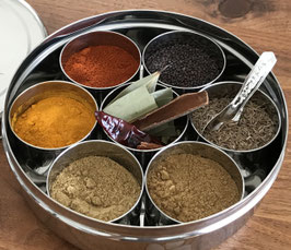 Masala Dabba (Gewürzdose) aus Edelstahl. Es hat ein sehr kleine Dellen auf dem Deckel. Nur 1 Stk. CHF 23.00 statt 35.00! Mit Gewürze CHF 55.00.