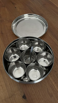 Masala Dabba (Gewürzdose) aus Edelstahl. Es hat ein sehr kleine Dellen auf dem Deckel. Nur 1 Stk. CHF 23.00 statt 35.00!