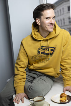 UNISEX HOODIE IN SENF MIT KASSETTENTAPE