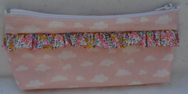 petite trousse rose toile enduite nuages, volant Liberty Wiltshire bud rose