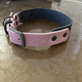 "1" Halsband aus Fettleder in Schwarz-Rosa