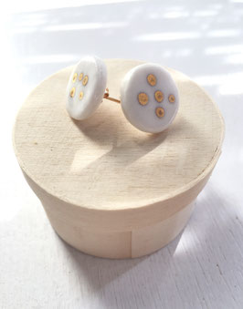 Boucles d'oreilles en porcelaine et or peint.