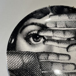 Assiette murale aux yeux cachés