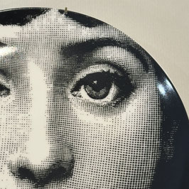 Assiette murale "langue tiree"