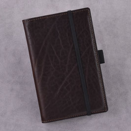 Einzelstück: Lederhülle für Moleskine® Pocket, dunkelbraun, mit Stiftlasche