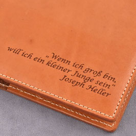 Einzelstück Buchhülle für A4-Notizbuch aus Naturleder mit Gravur