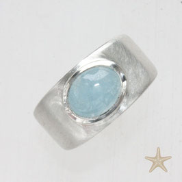 Schlichter Silberring mit Aquamarin-Cabochon – handgefertigt in Flensburg