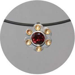 Silberanhänger mit Granat & Gold | oxidiertes Silber | handgefertigter Schmuck | Blütenform | Unikat | Made in Flensburg