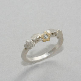 Zarter Blümchen-Ring mit Brillant – Handgefertigtes Schmuckstück aus Flensburg
