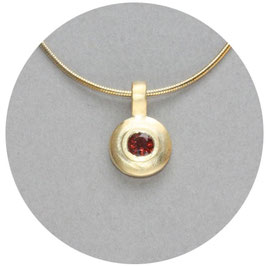 Anhänger mit Granat – goldplattiert, handgefertigt in Flensburg