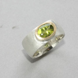 Unikatring handgefertigt in Flensburg, mit Peridot Silber/Gold