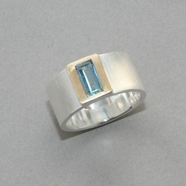 Handgefertigter Bicolor Silberring mit Aquamarin im Baguette-Schliff und Goldfassung