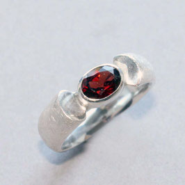 Ring Unikat, handgefertigt , Granat weinrot in Silber