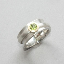 Einzelstück: Silberring mit Peridot in Gelbgoldfassung – Handgefertigt in Flensburg