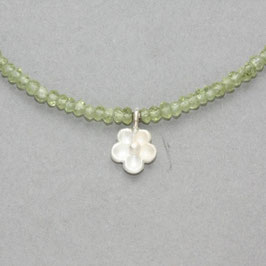 Zarte Peridotkette mit Silberblume – handgefertigt in Flensburg