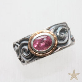 Unikat Ring, handgefertigt , barockes, florales  Muster mit rosa Turmalin in Silber/Gold