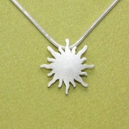 Handgefertigte Sonne aus Silber