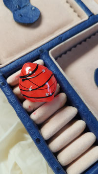 Grosser Ring in rot-schwarz mit einzelnen Brillis. Auch dieser Ring ist mit Farbgelen gearbeitet und danach versiegelt worden