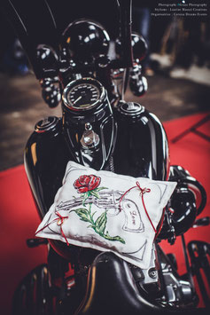 Coussin d'alliances Gun n' Rose brodé