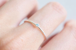 Mini Solitaire Ring in silber mit hellblauem Zirkoniastein