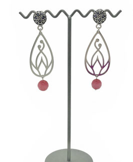 Clous d'oreilles goutte arabesque argenté et perle rose