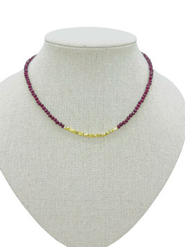 Collier perles cristal rouge carmin et perles doré au centre
