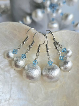 Schneeball-Schlacht! Ohrhänger, gebürstete Metallperlen, echt versilbert, nickelfrei, blaue Swarovski-Kristalle, 3 Größen!