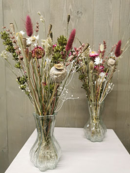 Vase mit Trockenblumenstrauss