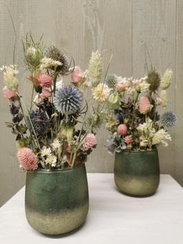 Glasgefäss mit Trockenblumen