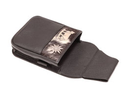 Kellnertasche "Strubbeli" Schwarz mit Beschläge - Fellmuster 1