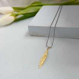 Lange Kette mit glänzendem Blatt