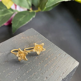 Ohrhänger mit kleiner goldfarbiger Blüte