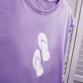 Ausgefallenes T-Shirt mit Flipflops