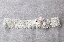 Bandeau dentelle bébé fleurs blanches et roses côté