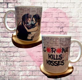 Tasse - Banksy-Style "Corona kills Kisses"