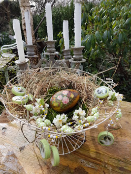 Ostergirlande (Unikat) *GREEN POLKA CHICK* mit weißen Kirschblüten & hellgrün-weiß gepunkteten Holz-Ostereiern
