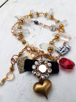 Märchen-Armband *SNOW WHITE* mit sieben klaren Bergkristallspitzen, Samtschleife & Blutstropfen